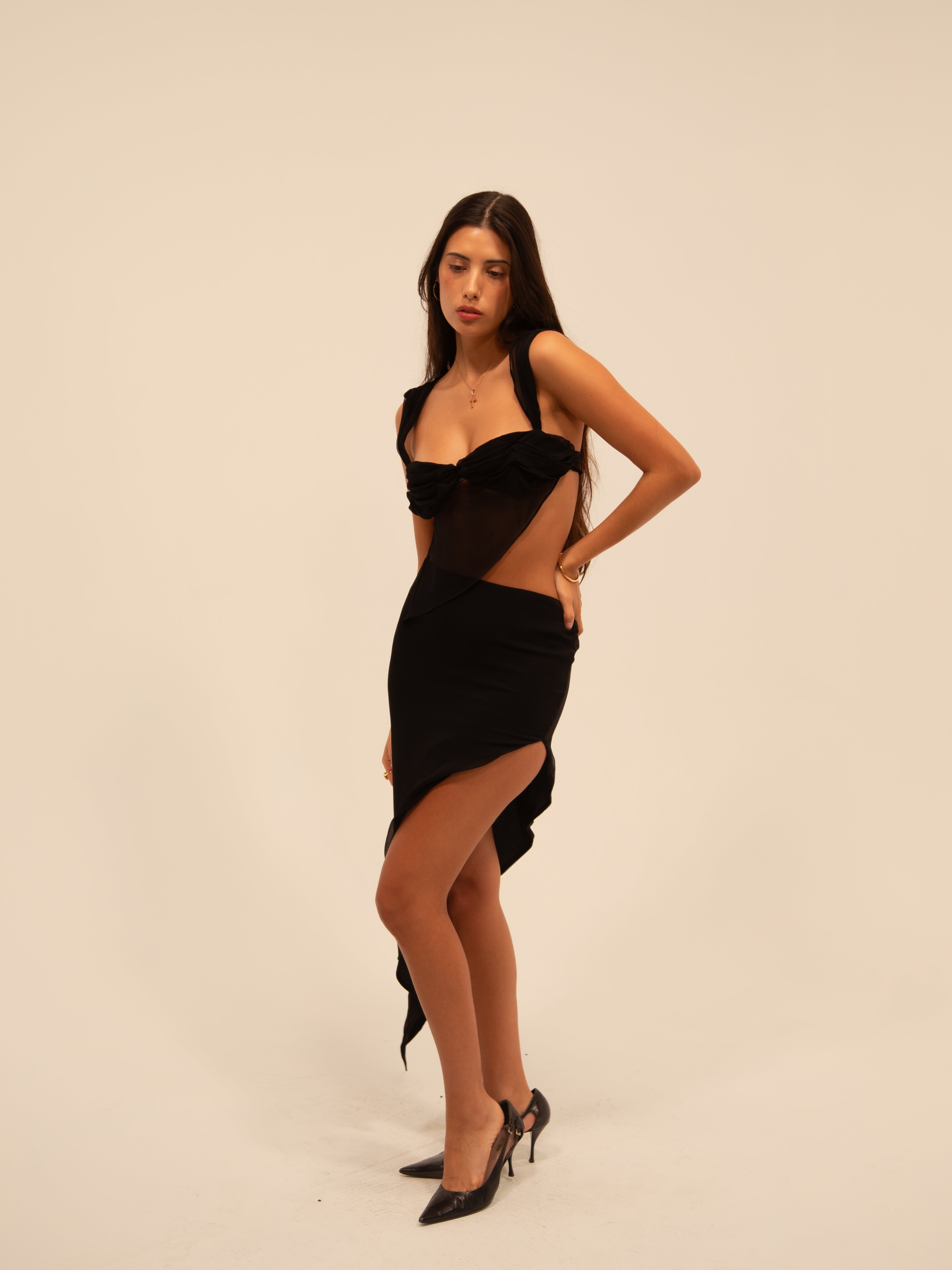 SWOOSH SKIRT IN BLACK