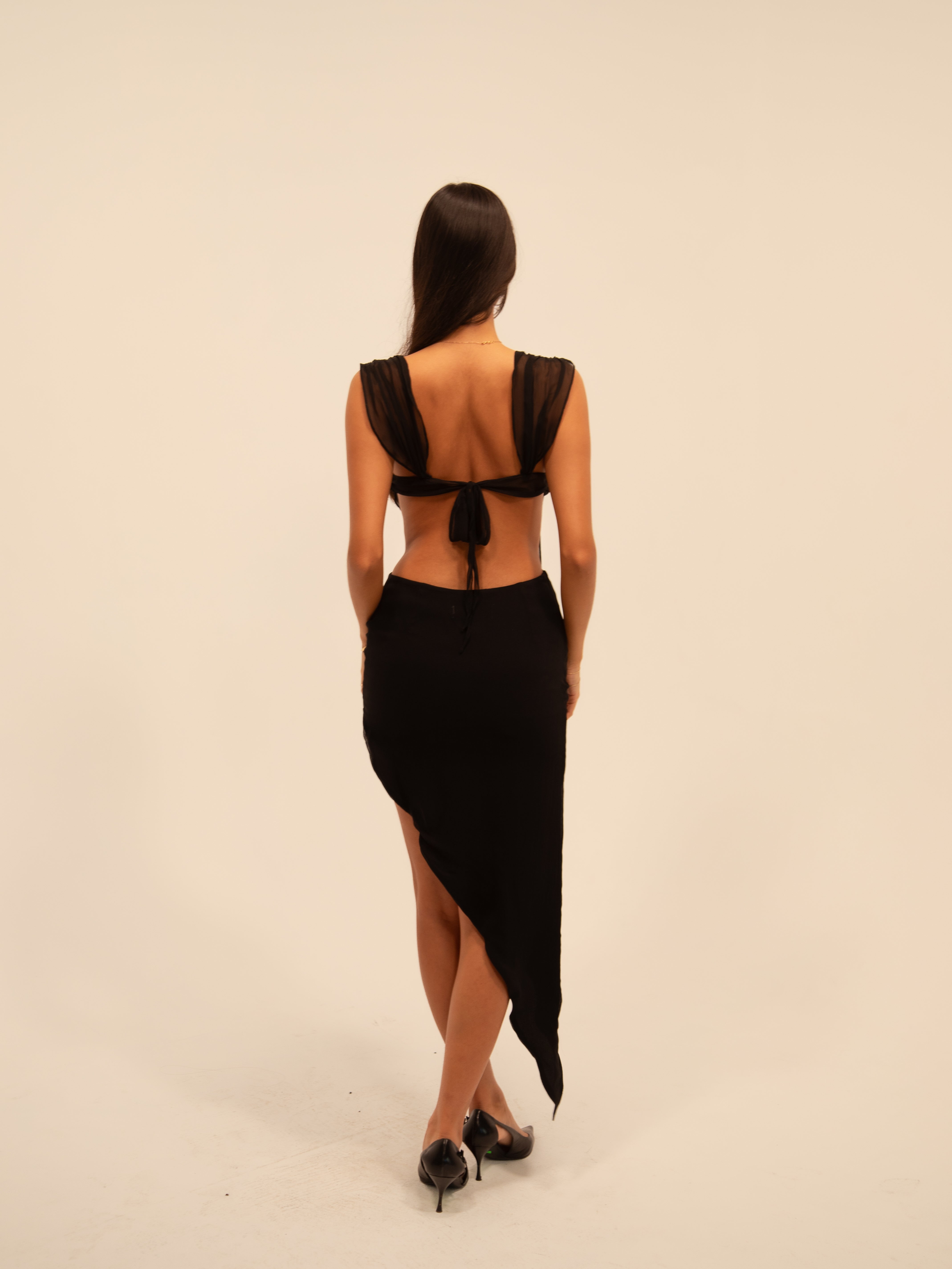 SWOOSH SKIRT IN BLACK