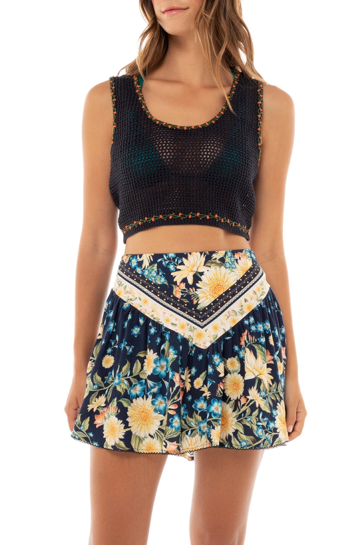 Jardim-Brit-Crop-Top-14277-front-with-model