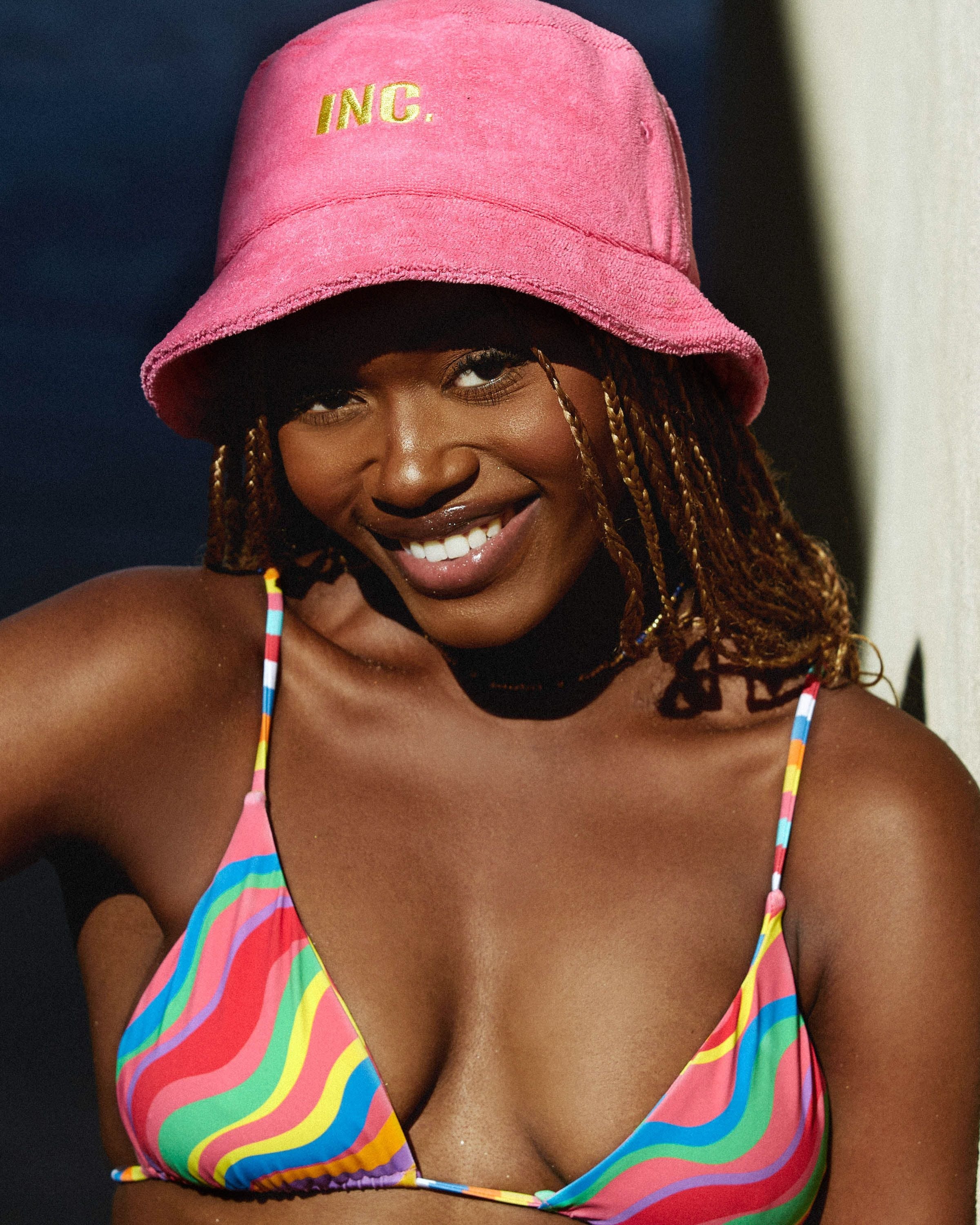 Lifestyle shot of THE BUCKET HAT - ROSA