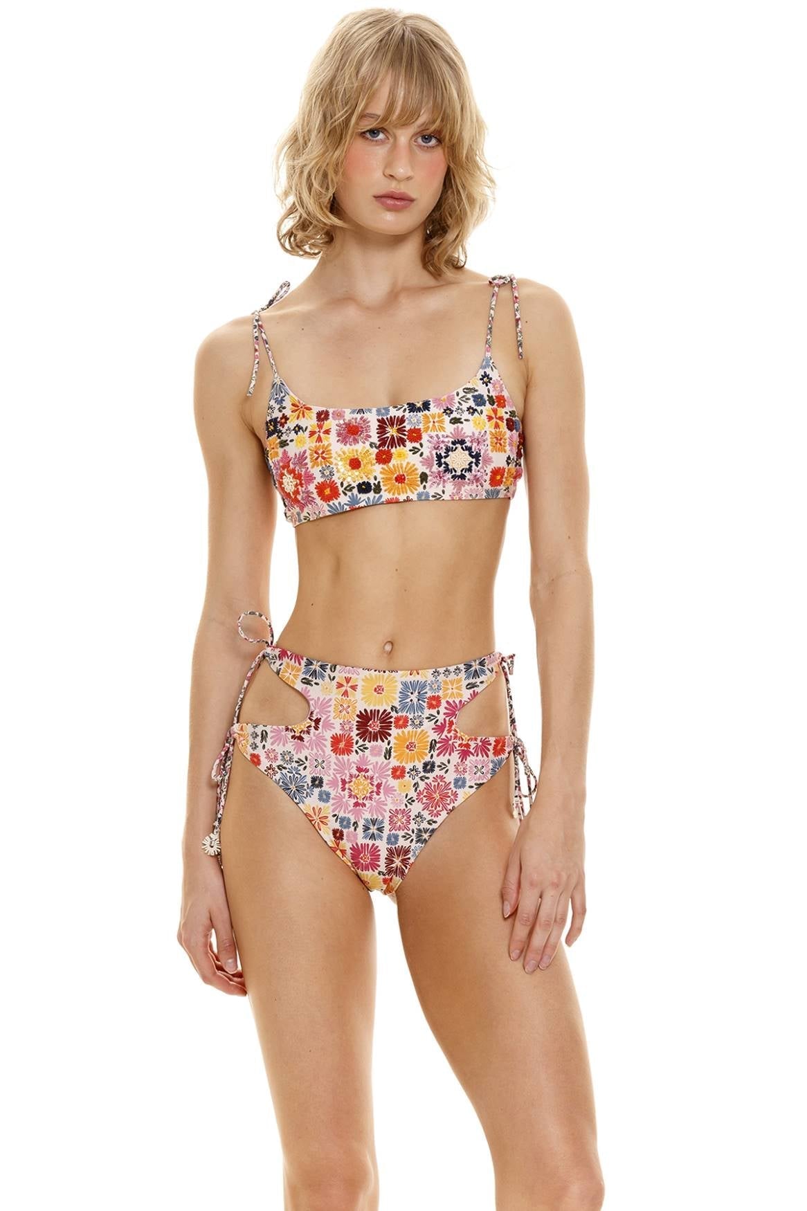 aguja-claus-bikini-bottom-12817-front-with-model