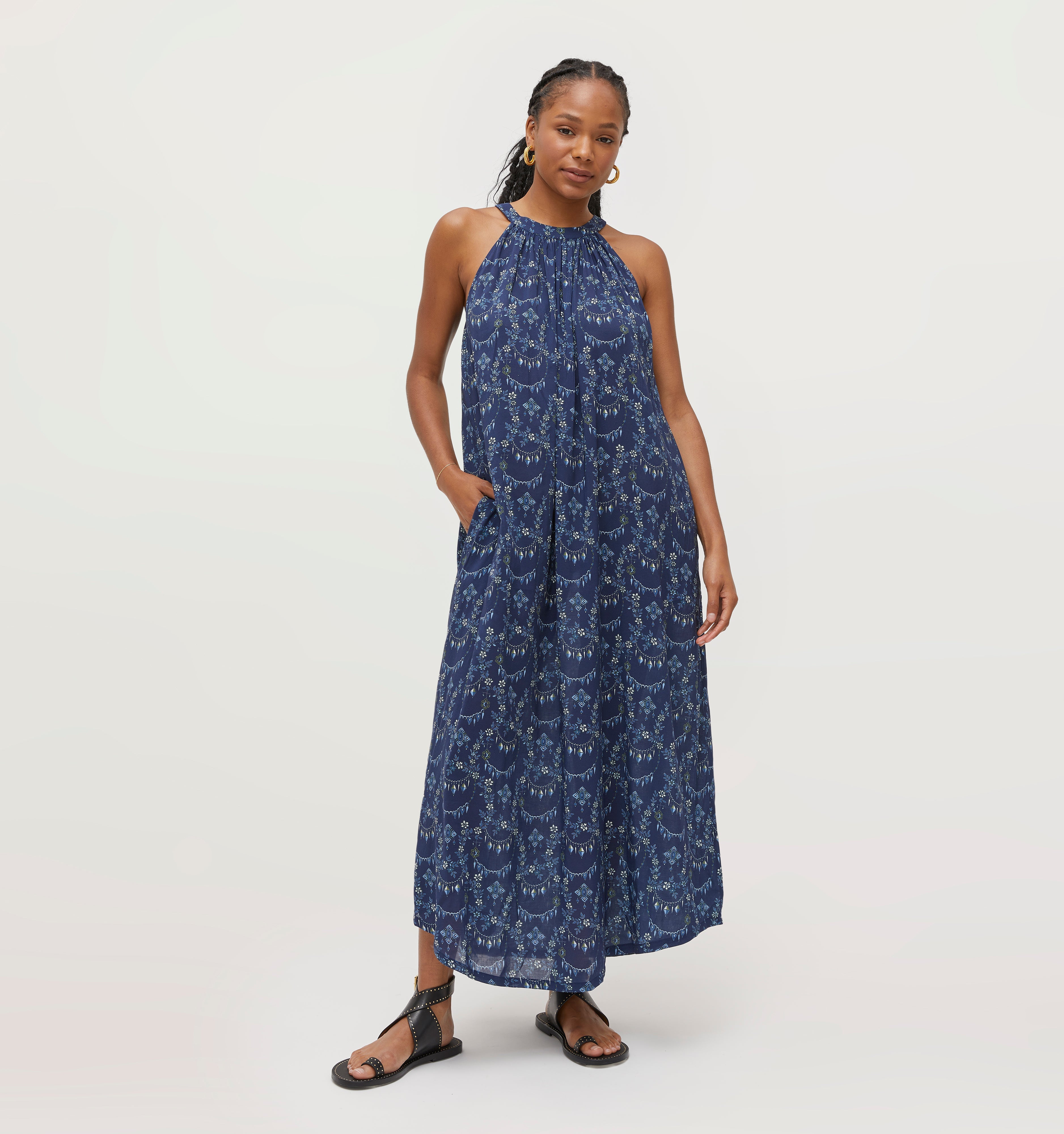 Na’Jeen wears a size S in the Charm Scallop color: Charm Scallop 