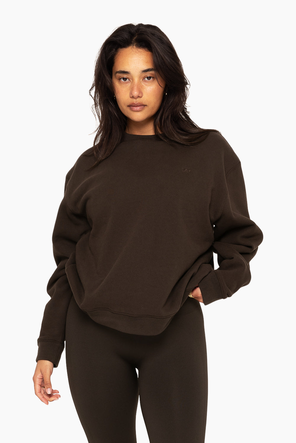 SET, EMBROIDERED HEAVYWEIGHT SWEATS CREWNECK IN ESPRESSO