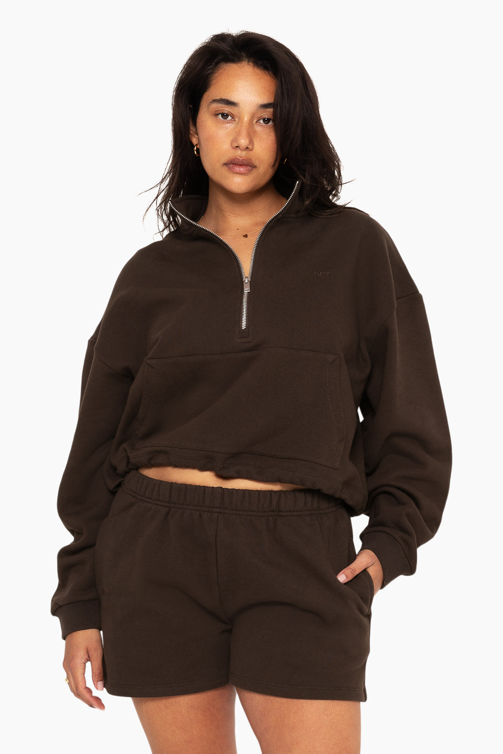 SET, EMBROIDERED HEAVYWEIGHT SWEATS HALF ZIP IN ESPRESSO