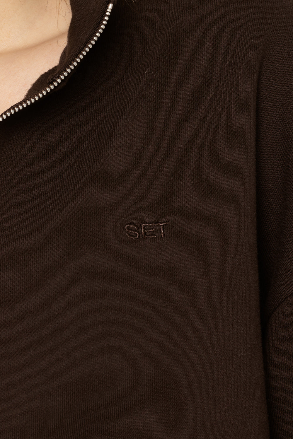 SET, EMBROIDERED HEAVYWEIGHT SWEATS HALF ZIP IN ESPRESSO