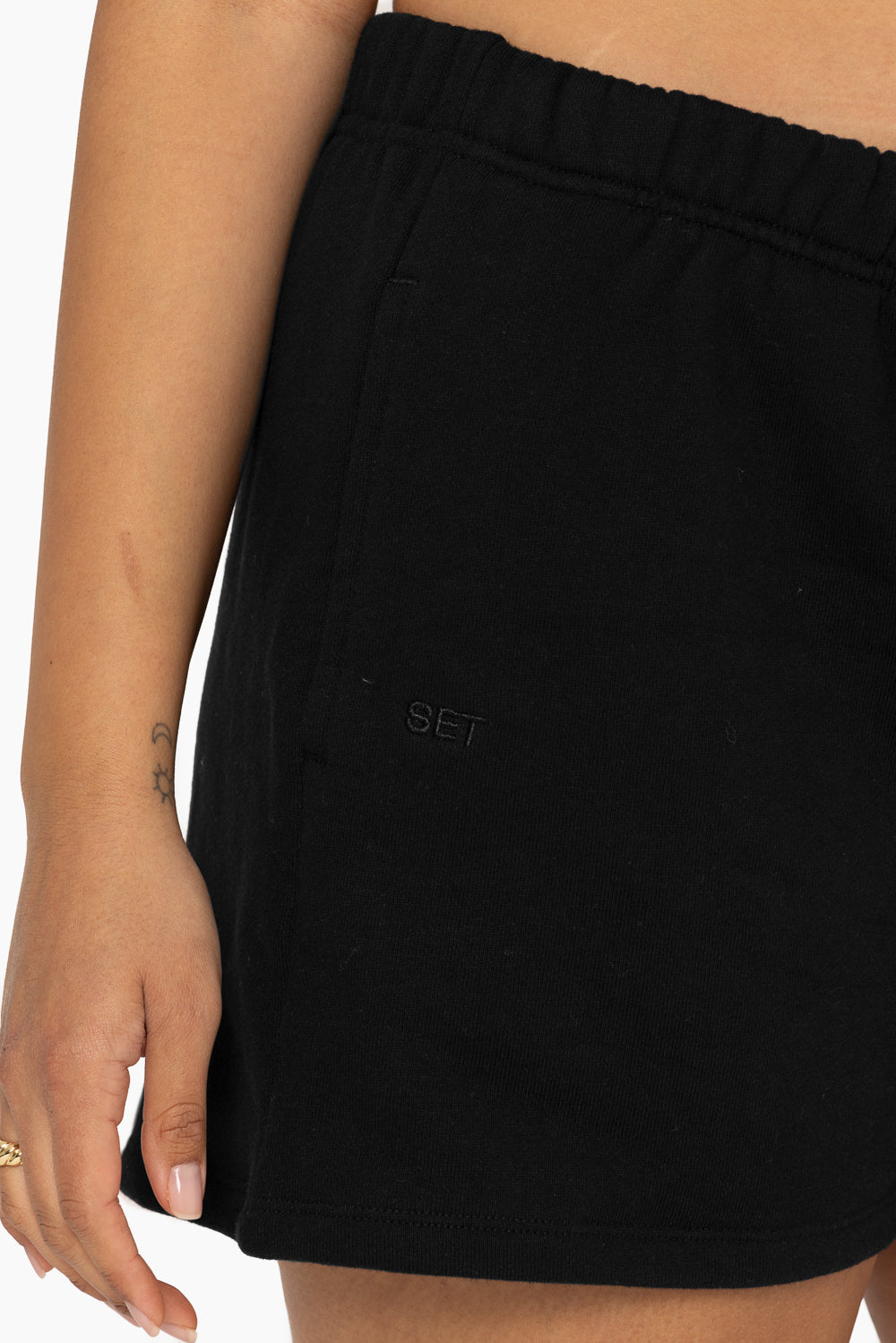 SET, EMBROIDERED HEAVYWEIGHT SWEATS SWEAT SHORTS IN ONYX