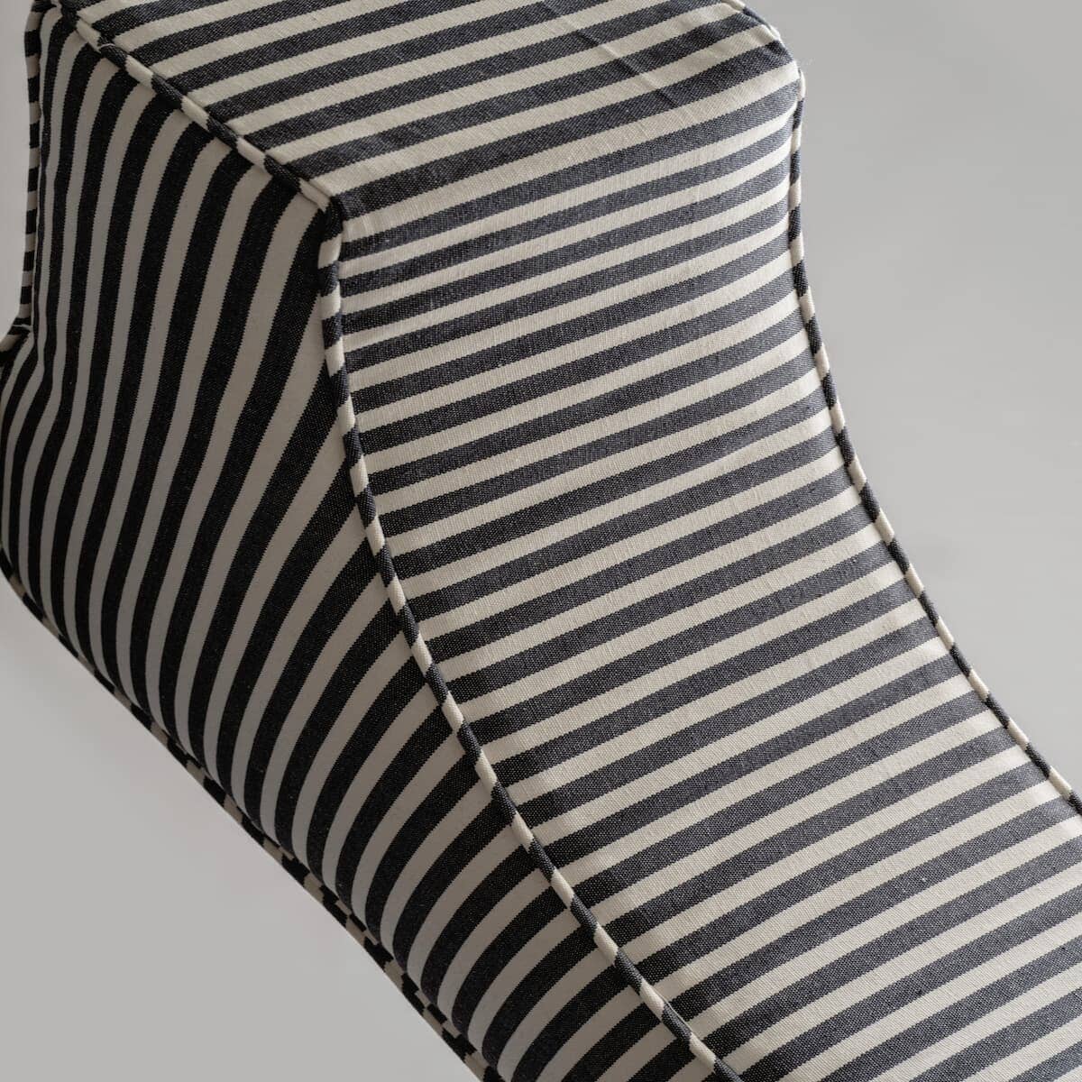 Zoomed in image of the rounded edge of the pillow